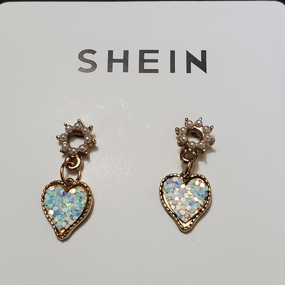 Jewelry - Gold tone shimmery hearts & faux pearl earrings